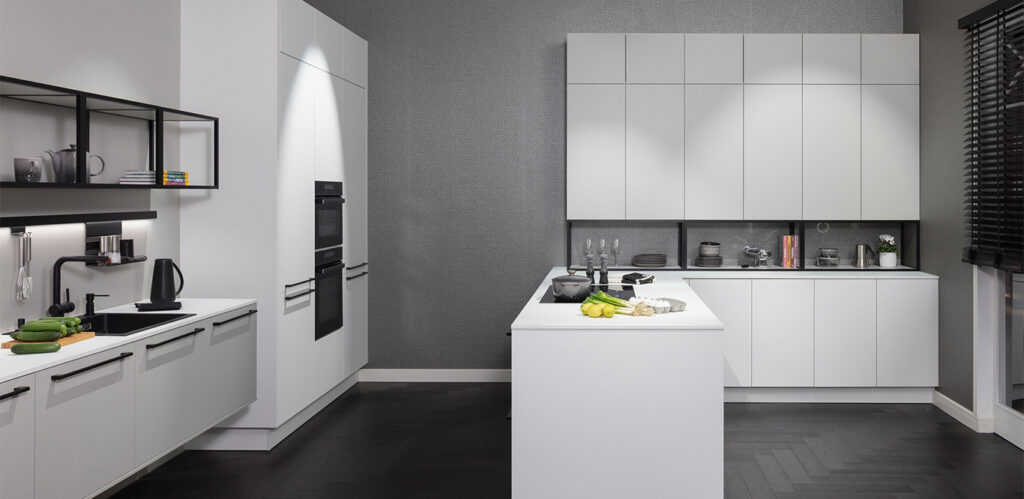 Eine moderne Küche mit eleganten weißen Schränken, Küchengeräten aus Edelstahl, dunklem Boden und Kücheninspirationen.