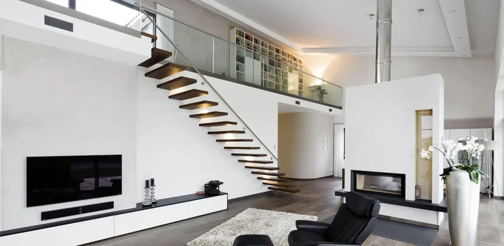 Modernes Wohnzimmer mit weißen Wänden, schwebender Holztreppe mit Treppenbeleuchtung, Hartholzböden und Kamin.