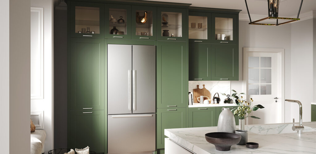 Eine moderne Küche mit dunkelgrüner Schrankfront, Edelstahlgeräten und einer weißen Marmorarbeitsplatte.