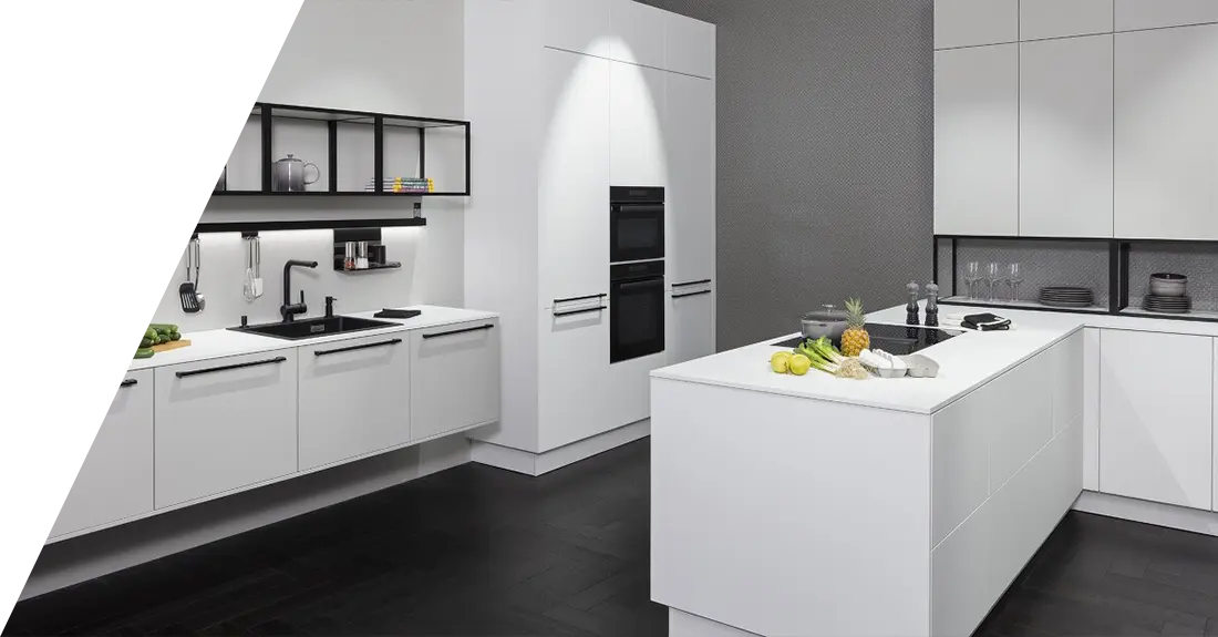 Modernes Kücheninterieur mit weißen Schränken, Einbaugeräten und einer zentralen Insel, entworfen vom Küchenstudio Melle.
