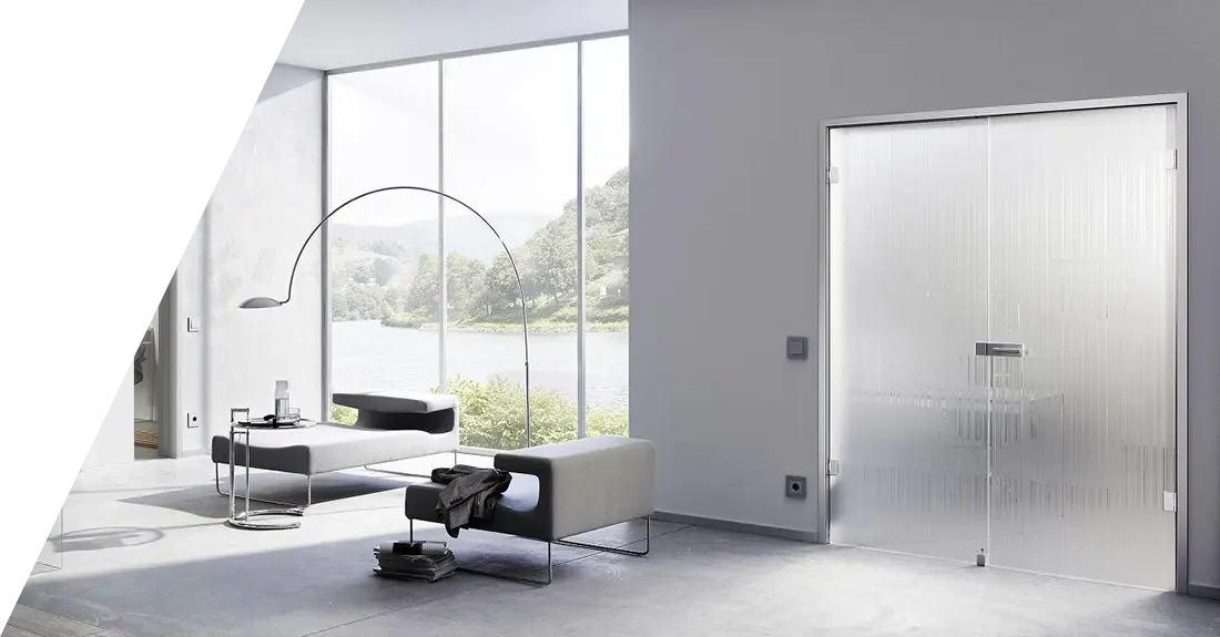 Ein modernes Wohnzimmer mit minimalistischen Möbeln, einer gewölbten Stehlampe über einem Sofa und großen Glastüren, die einen Blick ins Freie bieten.