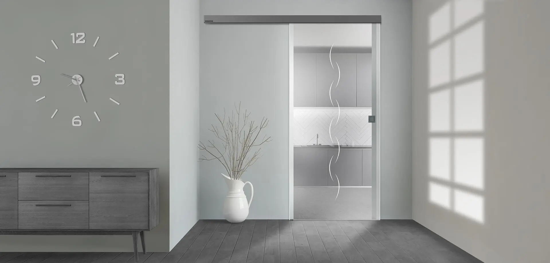 Ein minimalistischer Raum mit einer großen Wanduhr, einem dunklen Holz-Sideboard, einer weißen Vase mit Zweigen und teilweise geöffneten Schiebetüren, durch die natürliches Licht Schatten an die Wand wirft.