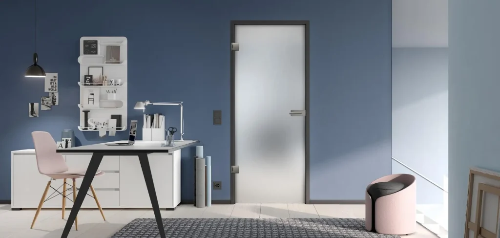 Modernes Heimbüro mit einer blauen Wand, einem weißen Schreibtisch mit einem Computer mit zwei Monitoren, einer schwarzen Stehlampe und einem rosa Stuhl an der Tür mit Türzargen.