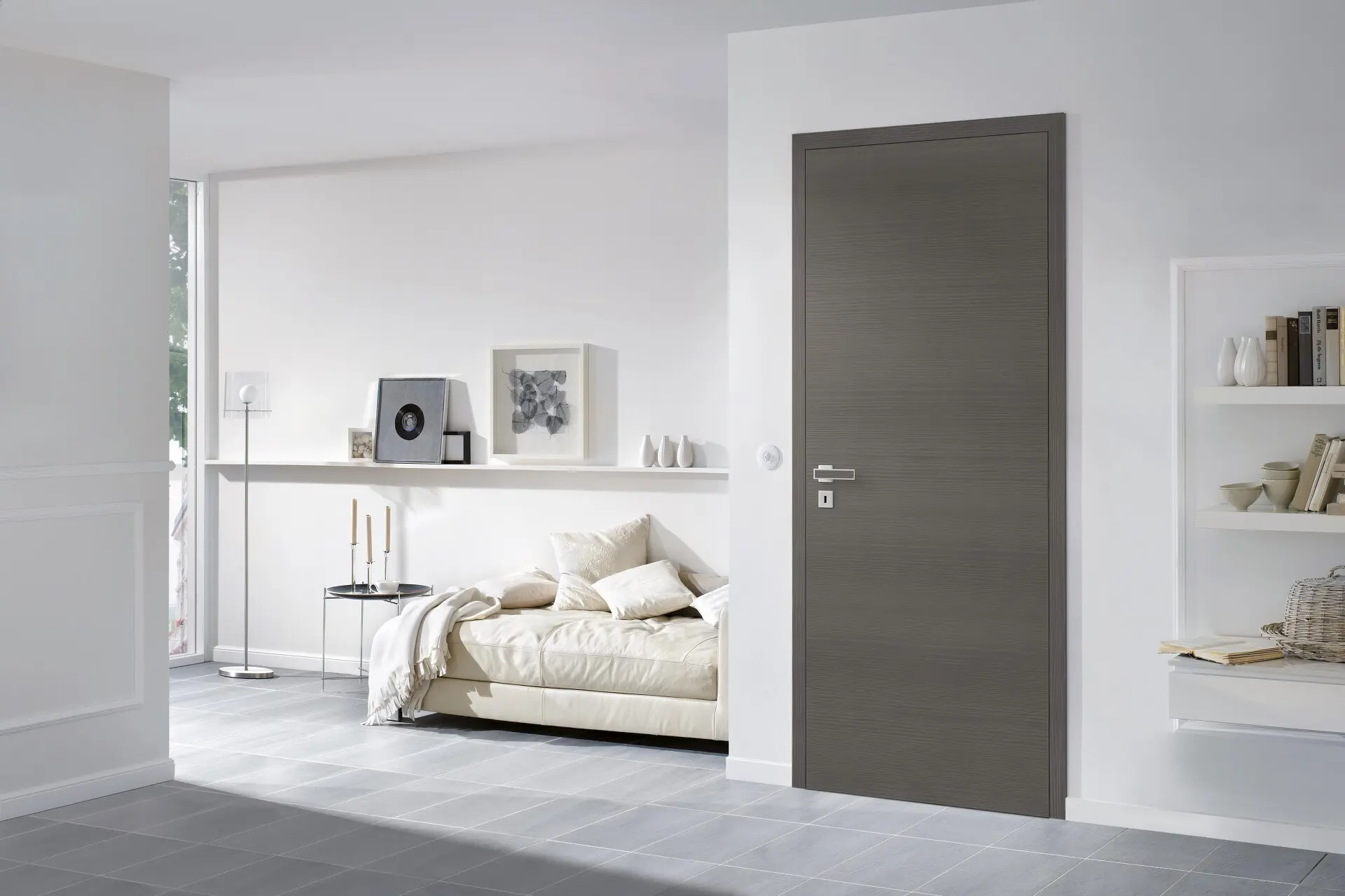 Ein modernes, minimalistisches Schlafzimmer mit einer neutralen Farbpalette, einem niedrigen Bett, Wandregalen und einer grauen CPL Türen-Eingangstür.