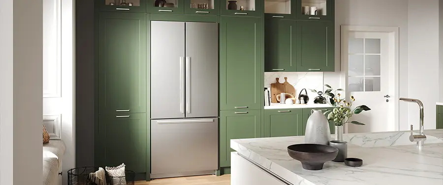 Eine moderne Küche mit dunkelgrünen Schränken, integrierten Geräten aus Edelstahl und einer Arbeitsplatte aus Marmor präsentiert verschiedene Küchenstile.