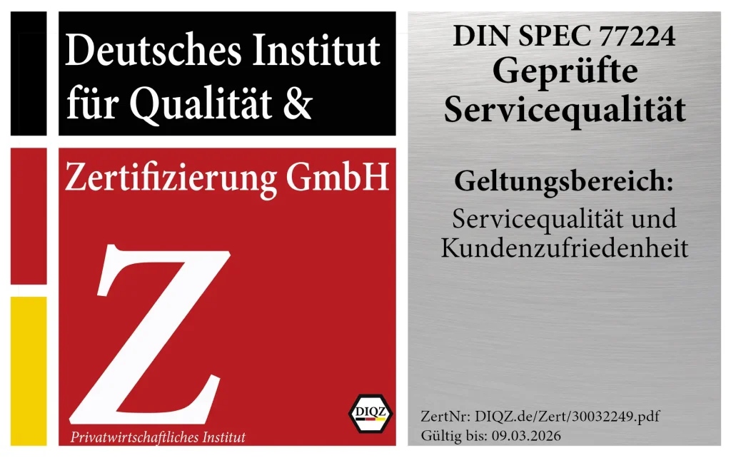 Auf dem Bild ist ein Zertifikat des „deutschen instituts für qualität & zertifizierung gmbh“ zu sehen, das die Einhaltung der DIN SPEC 77224 für Servicequalität und Kundenzufriedenheit bestätigt