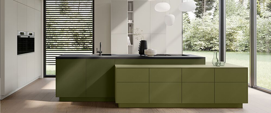 Moderne Küchen mit schlanken grünen Schränken, integrierten Geräten und einem großen Fenster, das natürliches Licht bietet.