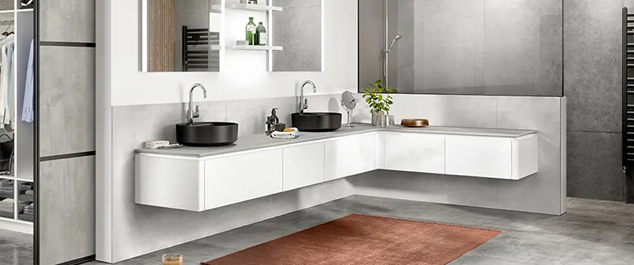 Moderne Badezimmereinrichtung mit harmonischer Einrichtung, bestehend aus einem schwebenden Waschtisch mit Doppelwaschbecken, einem großen Spiegel und einem grau-weißen Farbschema.