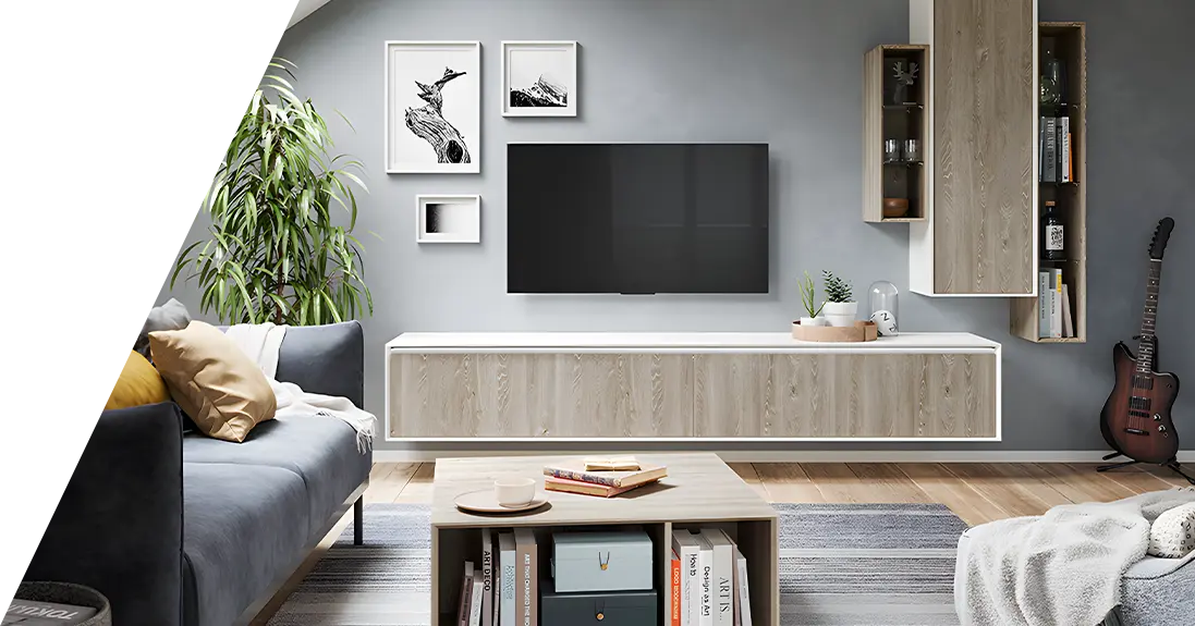 Eine moderne Wohnzimmereinrichtung mit einem grauen Sofa, einem niedrigen Fernsehständer, einem an der Wand montierten Flachbildfernseher, minimalistisch