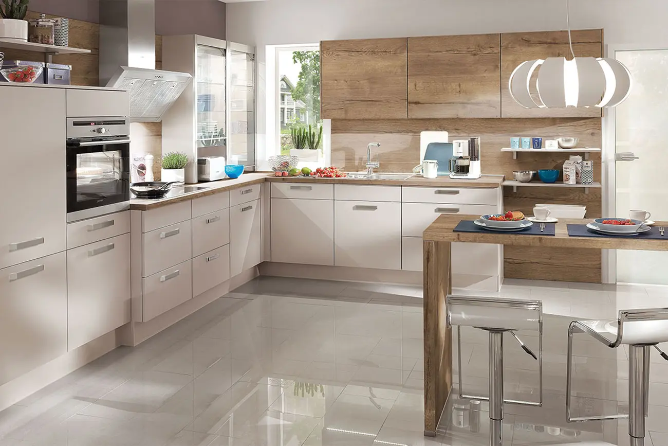 Moderne Kücheneinrichtung mit Holzschränken, Küchengeräten aus Edelstahl und einer Frühstückstheke mit Sitzgelegenheiten im Stil der klassischen Küche.