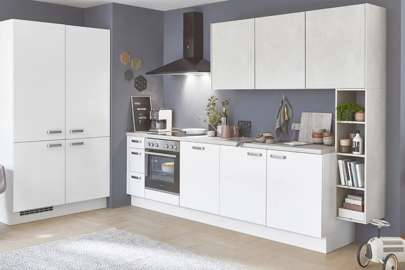 Eine moderne Kücheneinrichtung mit weißen Schränken, Geräten aus Edelstahl und minimalistischem Dekor auf einem grauen Wandhintergrund wird zu einer klassischen Küche.