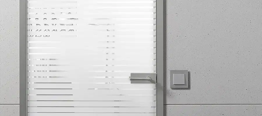 Eine moderne weiße Tür mit horizontalen Paneelen in einer minimalistischen grauen Wand, ausgestattet mit einem silbernen Türgriff, einer elektronischen Zugangskontrolltastatur auf der rechten Seite und eleganten Türzargen.