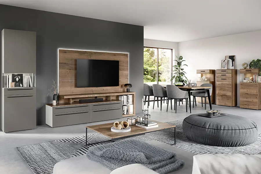 Moderne Wohnzimmereinrichtung mit schlanken Möbeln, darunter ein TV-Ständer, Couch, Essbereich und neutraler Farbpalette ergänzt durch Holz