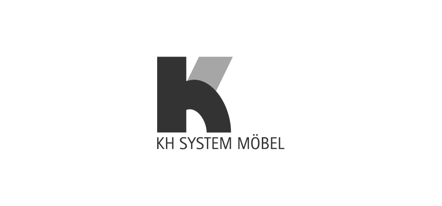 Ein Logo bestehend aus einem stilisierten Buchstaben „k“ neben dem Buchstaben „h“, gefolgt vom Text „kh system möbel“ in serifenloser Schriftart zur Darstellung der Marke.