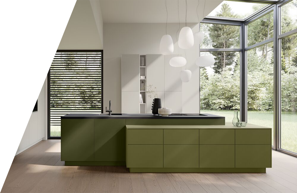 Die moderne Küche mit grünen Schränken, integrierten Geräten und einem großen Fenster mit Blick auf den Garten zeichnet sich durch die Ästhetik von Design-Küchen aus.