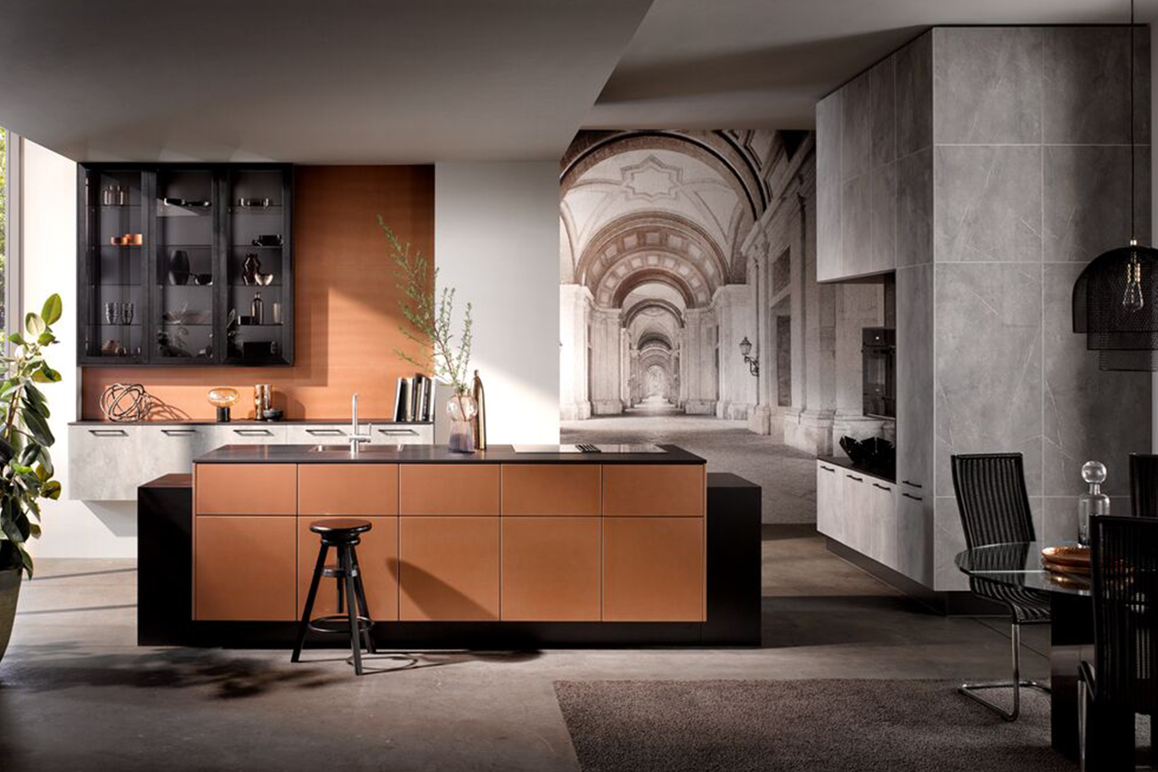 Eine moderne Design-Küche mit eleganten grauen Schränken und einer zentralen Kücheninsel mit Holzvertäfelung im Kontrast zu einem großen Wandgemälde eines klassischen Torbogens an der Wand.