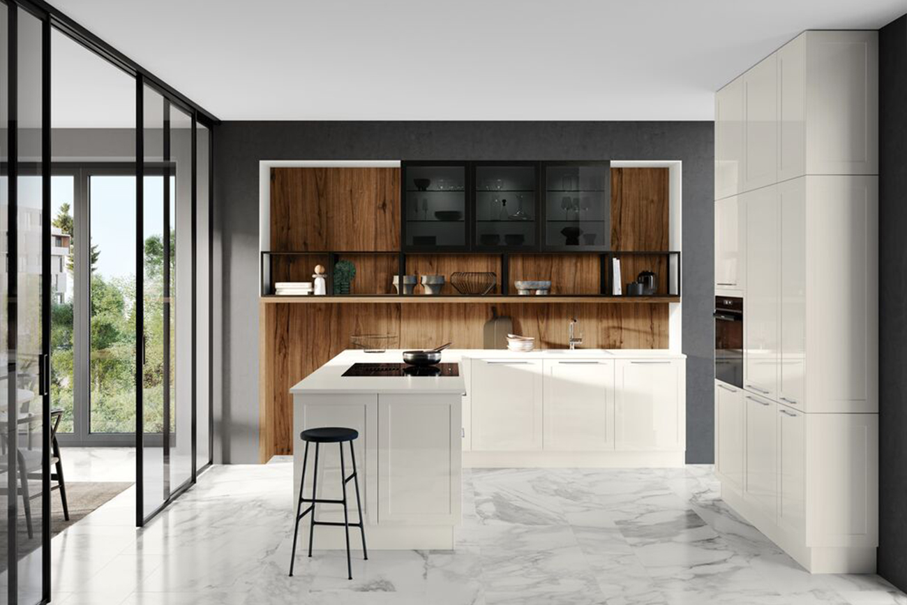 Moderne Kücheneinrichtung in verschiedenen Küchenformen, mit weißen Arbeitsplatten, Holzschränken und Marmorboden, mit einer Mittelinsel und schwarzen Hockern.