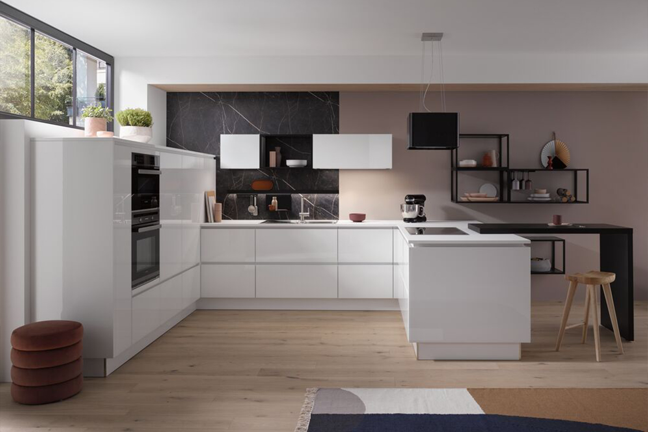Modernes Kücheninterieur mit klaren Linien und verschiedenen Küchenformen, mit weißen Schränken, Einbaugeräten und einer zentralen Insel mit minimalistischem Design.