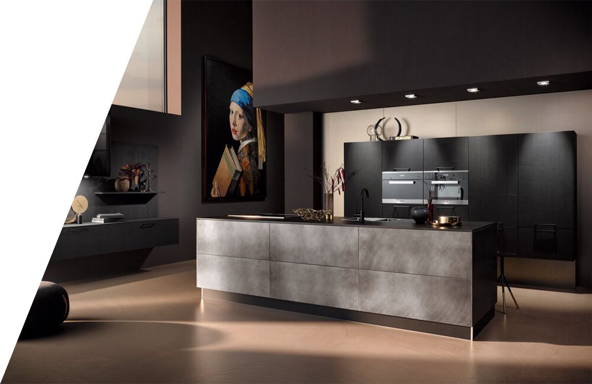 Moderne Küche mit minimalistischem Groneck-Design in dunklen Farbtönen, eleganten Möbeln und einem großen Gemälde an der Wand.