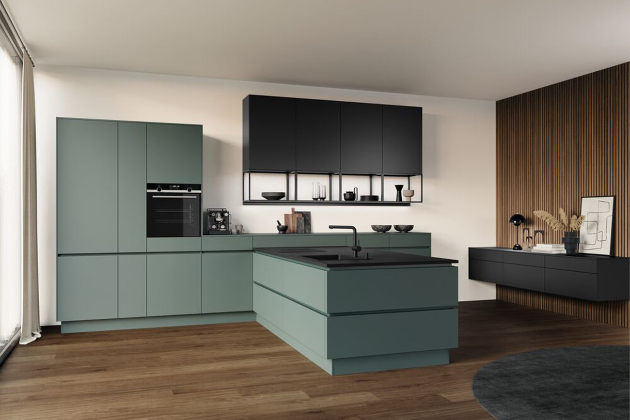 Modernes Küchenstudio-Interieur mit blaugrünen Schränken, integrierten Geräten und dunklen Arbeitsplatten, mit einer Mittelinsel, Holzakzenten und minimalistischem Dekor in Melle.