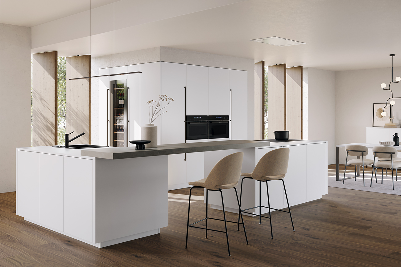 Geräumige moderne Küchen mit einer zentralen Kücheninsel, weißen Schränken und elegantem, minimalistischem Design, ergänzt durch warme Holzböden und natürliches Licht.