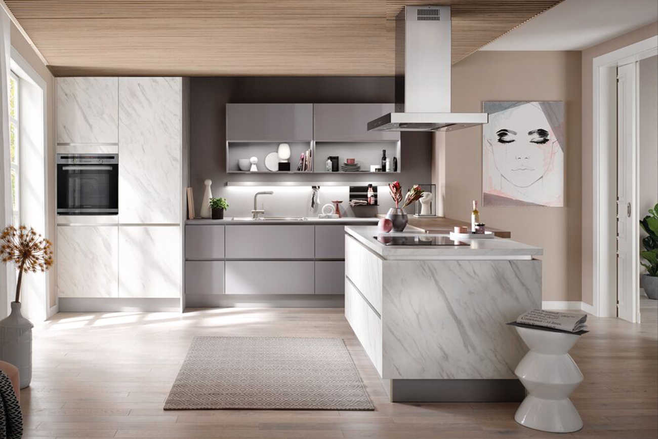 Eine moderne Küchenplanung mit Marmorarbeitsplatten, Küchengeräten aus Edelstahl, Holzschränken und einem minimalistischen Wandkunstwerk.
