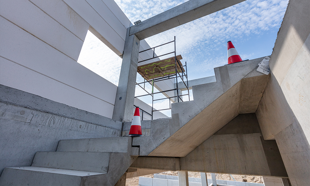 Bild einer unfertigen Treppe, Rohbau, Treppe aus Beton